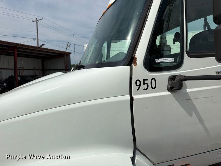 image for item EO8734 2005 International 8600 semi truck