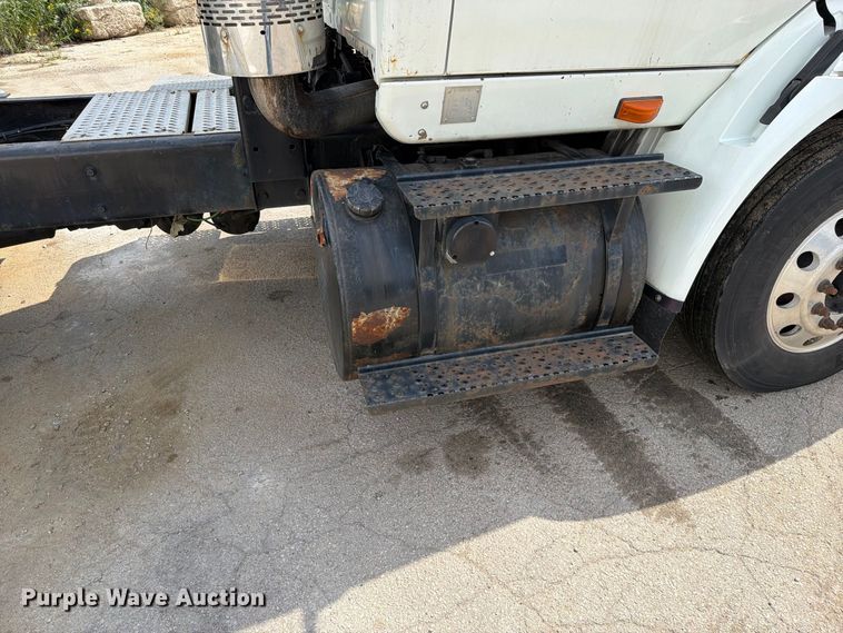 image for item EO8734 2005 International 8600 semi truck