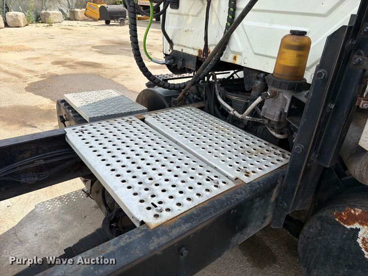 image for item EO8734 2005 International 8600 semi truck
