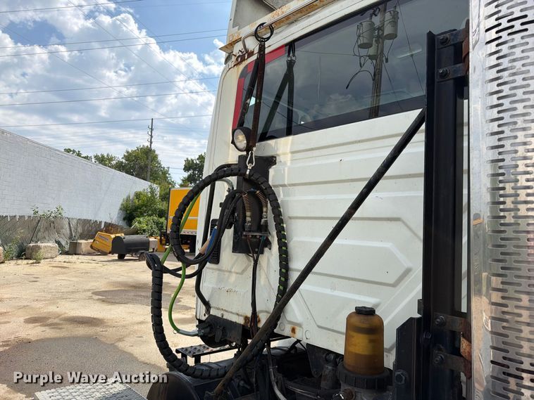 image for item EO8734 2005 International 8600 semi truck