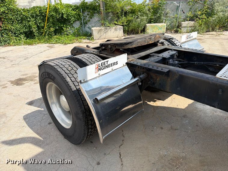 image for item EO8734 2005 International 8600 semi truck