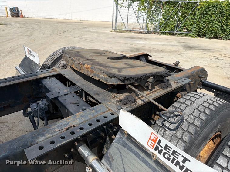 image for item EO8734 2005 International 8600 semi truck