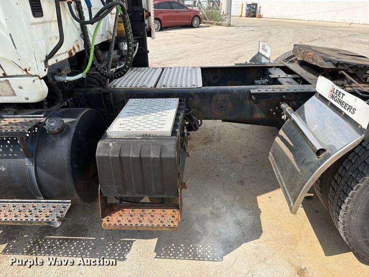 image for item EO8734 2005 International 8600 semi truck