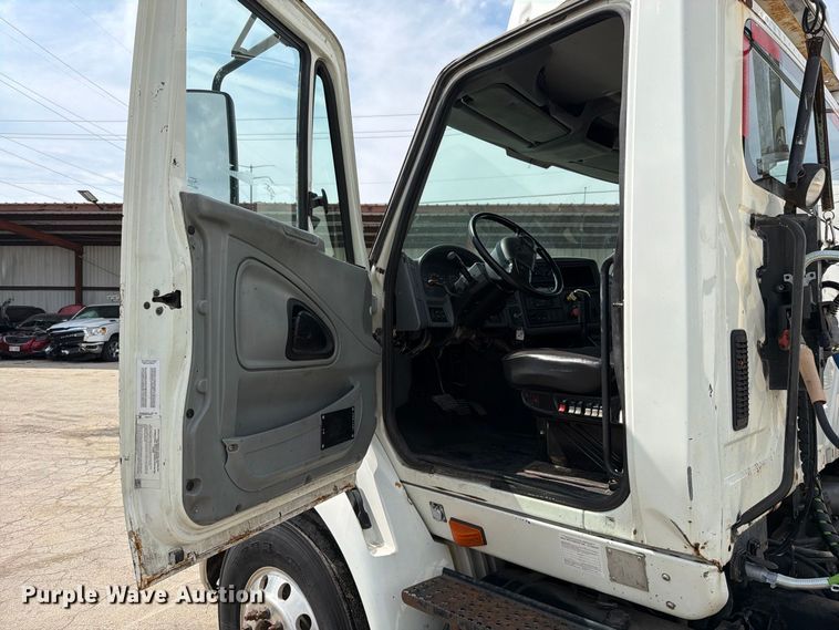 image for item EO8734 2005 International 8600 semi truck