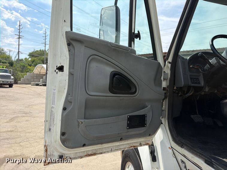 image for item EO8734 2005 International 8600 semi truck