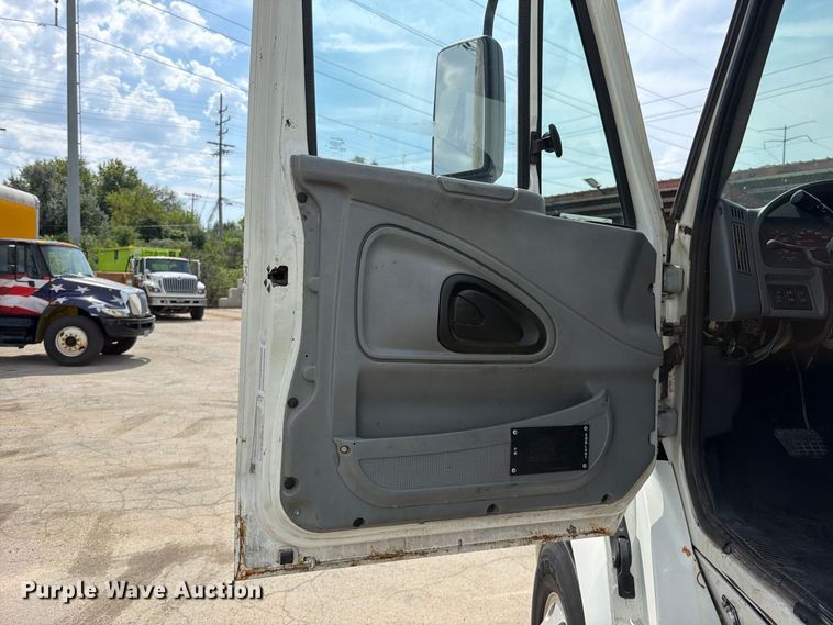 image for item EO8734 2005 International 8600 semi truck