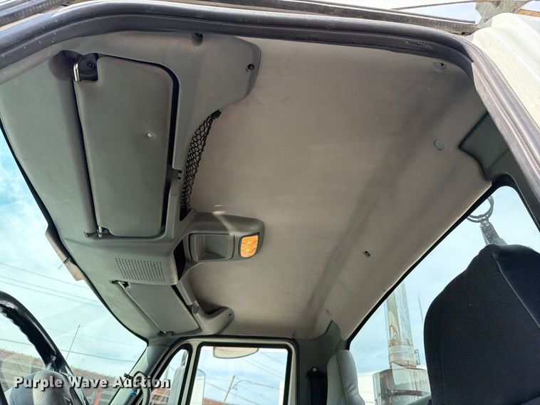 image for item EO8734 2005 International 8600 semi truck