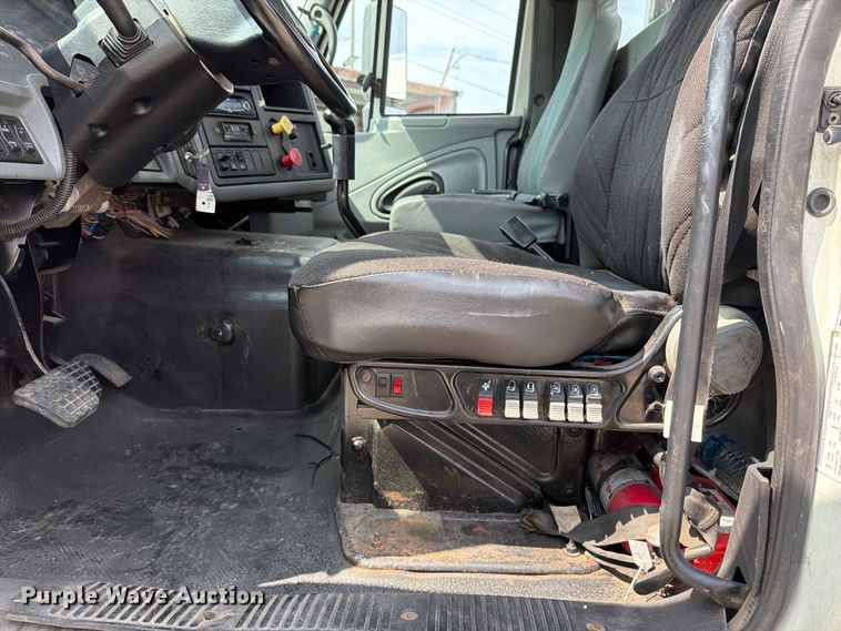 image for item EO8734 2005 International 8600 semi truck