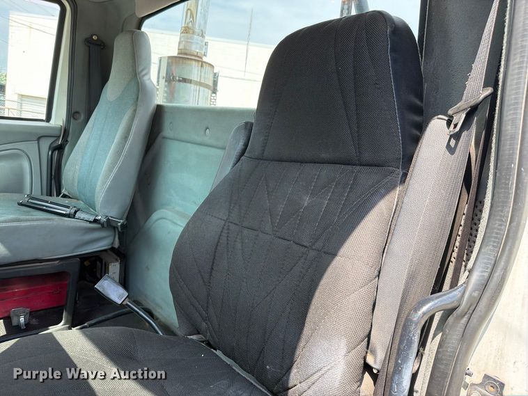 image for item EO8734 2005 International 8600 semi truck
