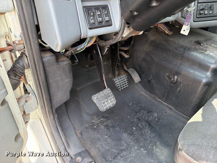 image for item EO8734 2005 International 8600 semi truck