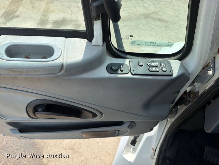 image for item EO8734 2005 International 8600 semi truck