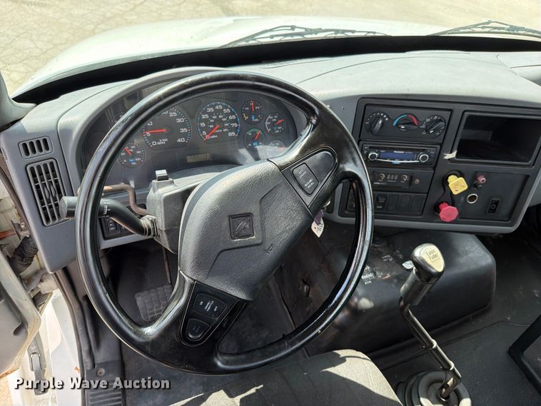 image for item EO8734 2005 International 8600 semi truck