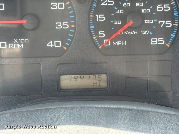 image for item EO8734 2005 International 8600 semi truck