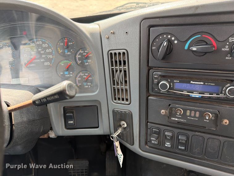 image for item EO8734 2005 International 8600 semi truck