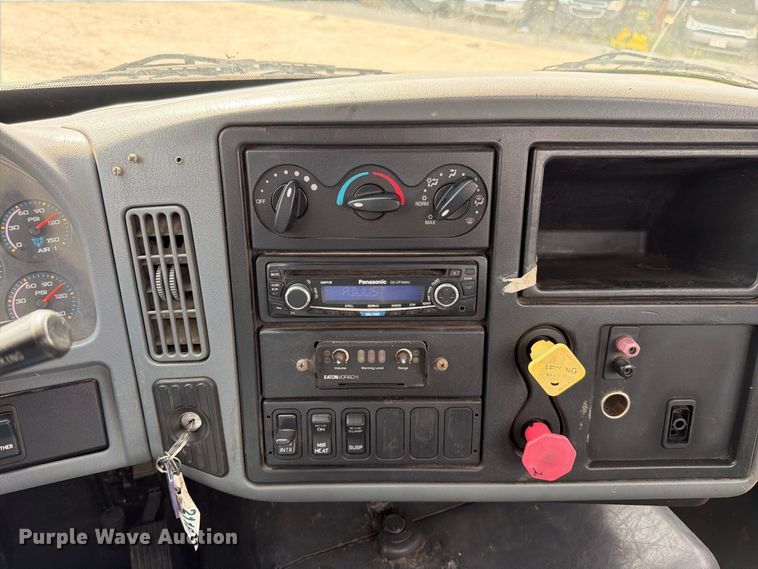 image for item EO8734 2005 International 8600 semi truck