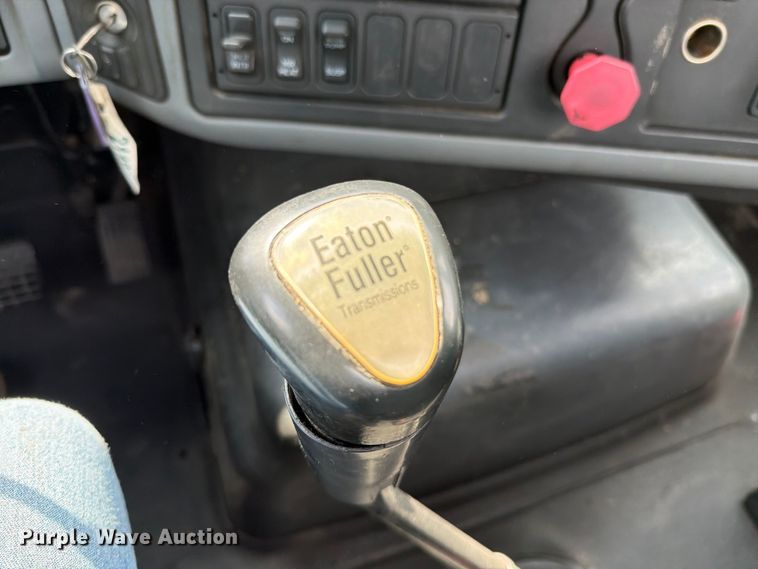 image for item EO8734 2005 International 8600 semi truck