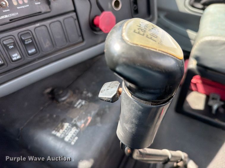 image for item EO8734 2005 International 8600 semi truck