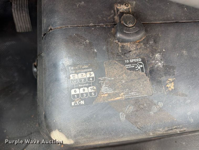 image for item EO8734 2005 International 8600 semi truck