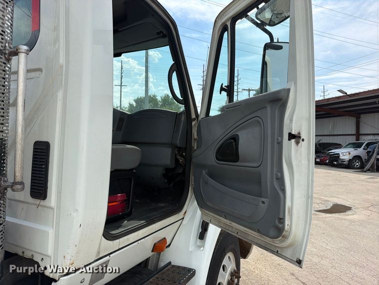image for item EO8734 2005 International 8600 semi truck