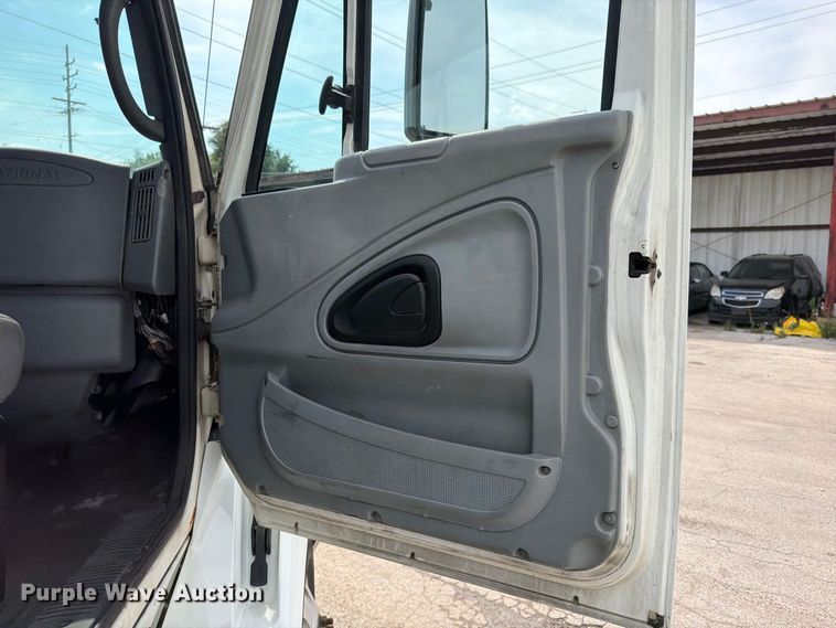 image for item EO8734 2005 International 8600 semi truck