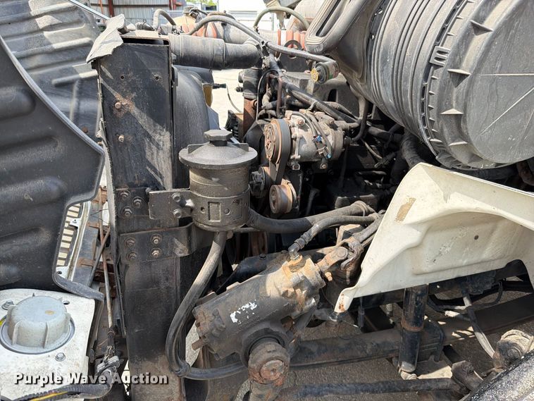 image for item EO8734 2005 International 8600 semi truck