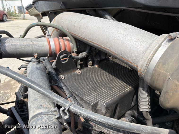 image for item EO8734 2005 International 8600 semi truck