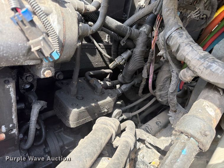image for item EO8734 2005 International 8600 semi truck