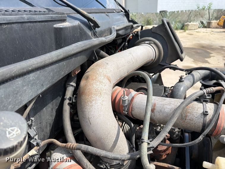 image for item EO8734 2005 International 8600 semi truck