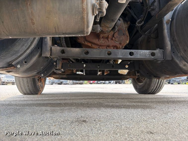 image for item EO8734 2005 International 8600 semi truck