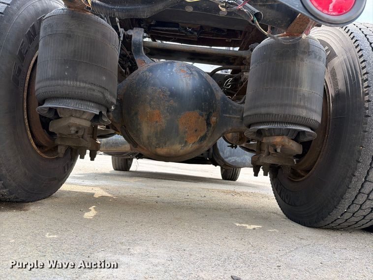 image for item EO8734 2005 International 8600 semi truck