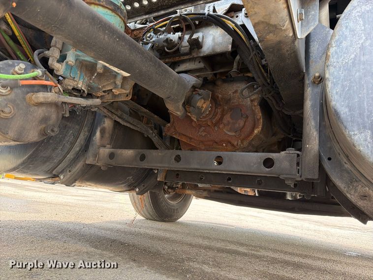 image for item EO8734 2005 International 8600 semi truck
