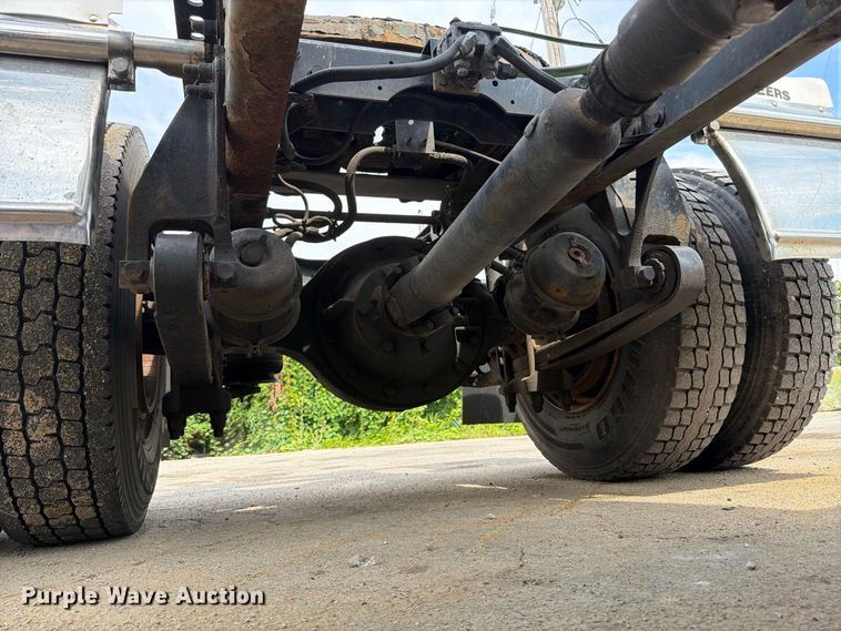 image for item EO8734 2005 International 8600 semi truck