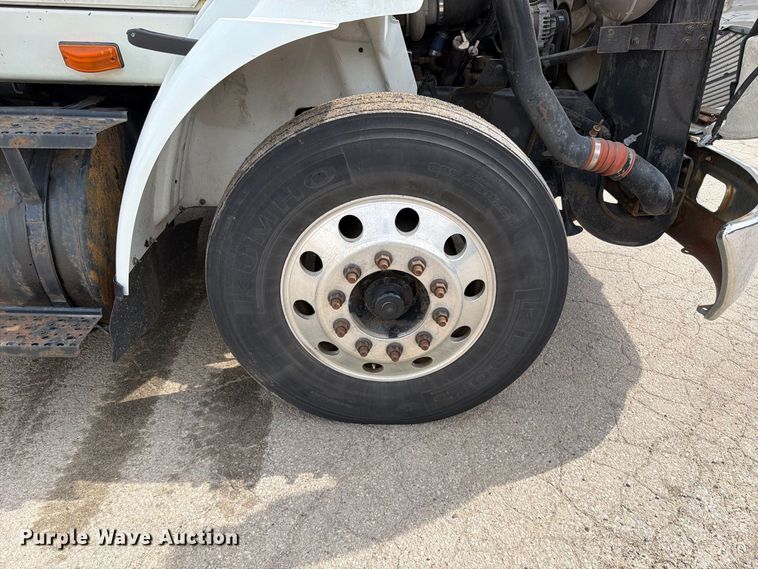 image for item EO8734 2005 International 8600 semi truck