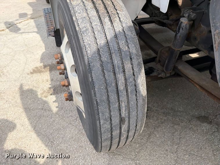 image for item EO8734 2005 International 8600 semi truck