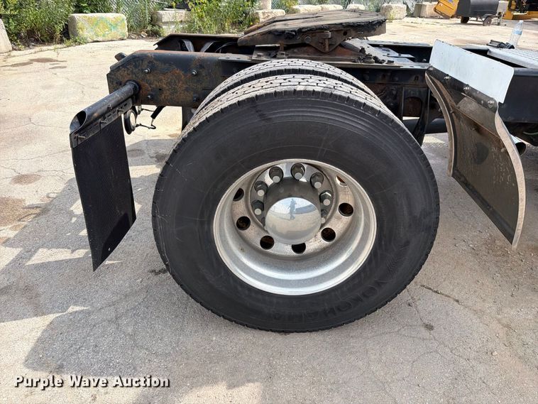 image for item EO8734 2005 International 8600 semi truck