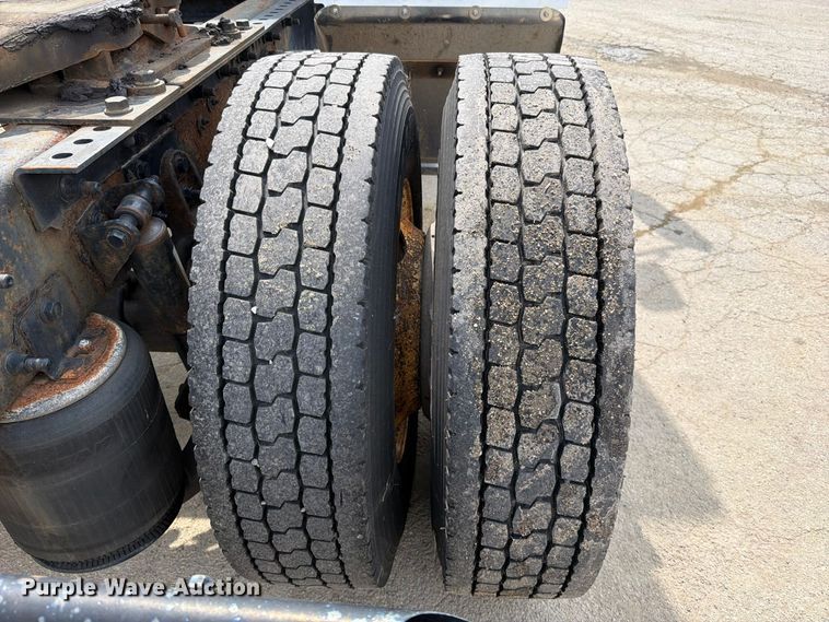image for item EO8734 2005 International 8600 semi truck