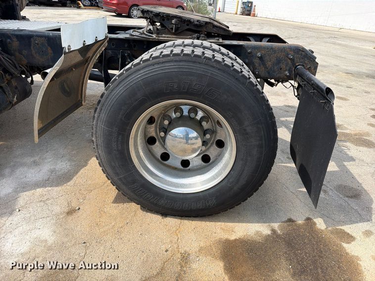 image for item EO8734 2005 International 8600 semi truck