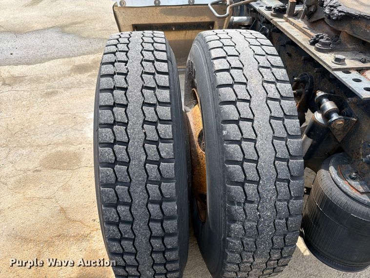 image for item EO8734 2005 International 8600 semi truck