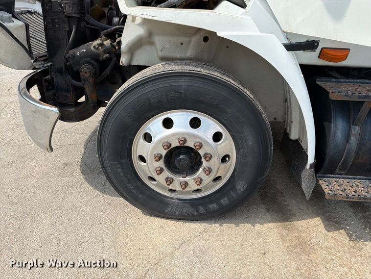image for item EO8734 2005 International 8600 semi truck