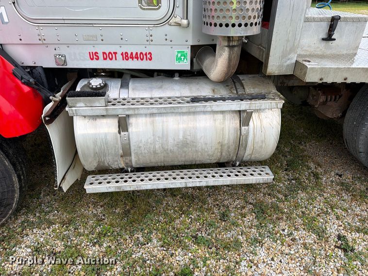 image for item EO8737 1994 Kenworth T800 semi truck