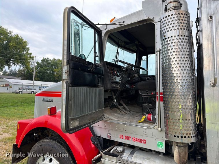 image for item EO8737 1994 Kenworth T800 semi truck