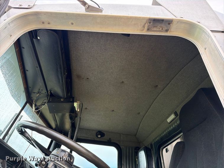image for item EO8737 1994 Kenworth T800 semi truck