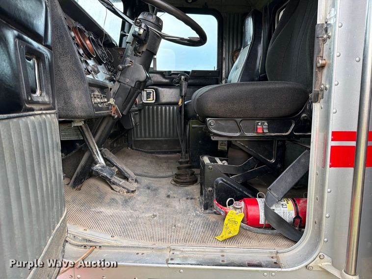 image for item EO8737 1994 Kenworth T800 semi truck