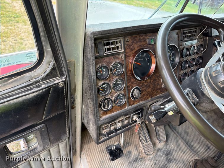 image for item EO8737 1994 Kenworth T800 semi truck