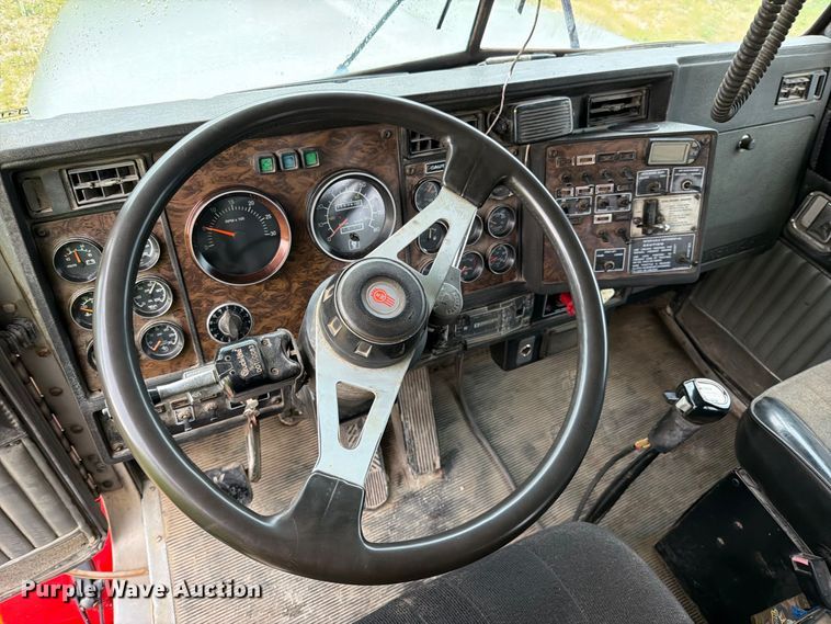 image for item EO8737 1994 Kenworth T800 semi truck