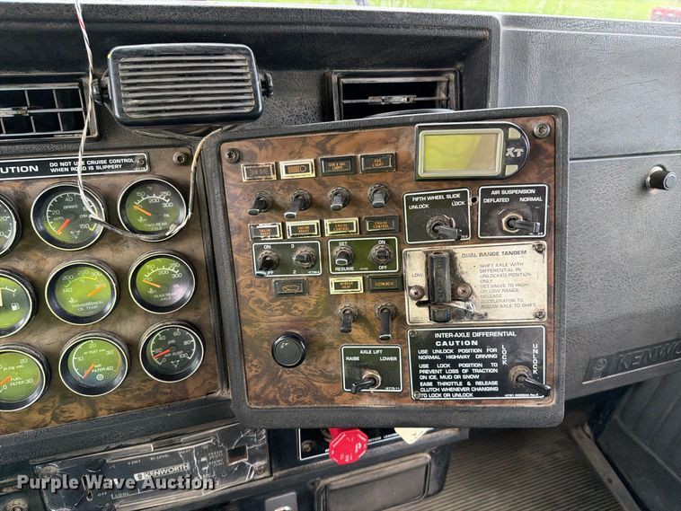 image for item EO8737 1994 Kenworth T800 semi truck