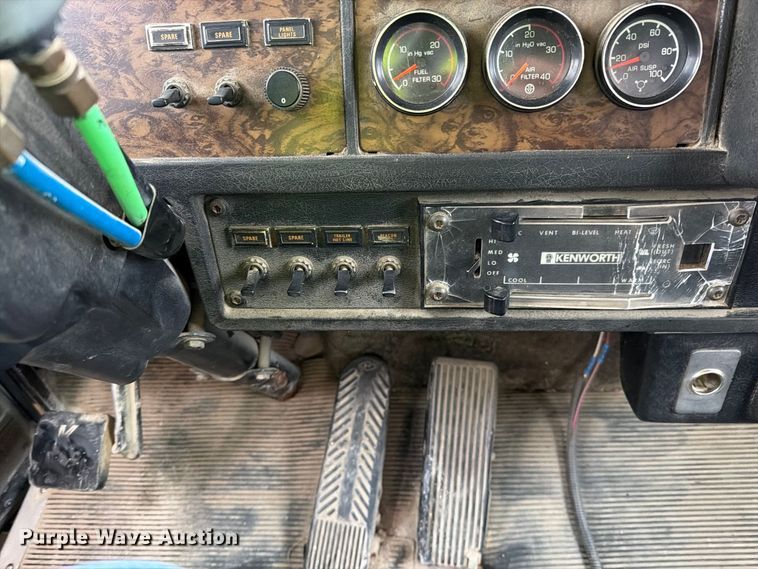 image for item EO8737 1994 Kenworth T800 semi truck