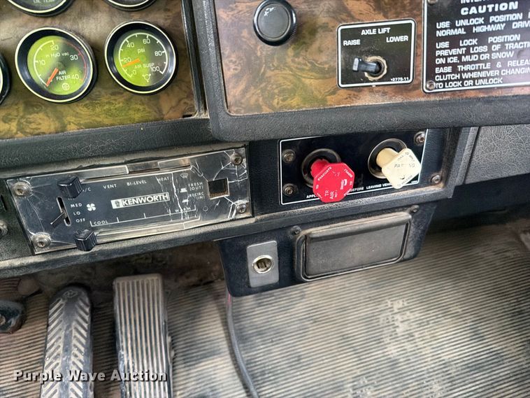image for item EO8737 1994 Kenworth T800 semi truck
