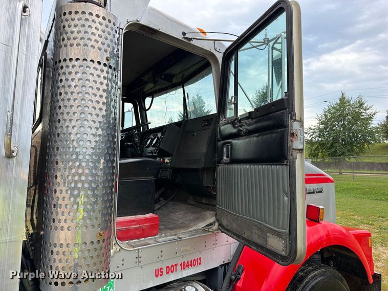 image for item EO8737 1994 Kenworth T800 semi truck