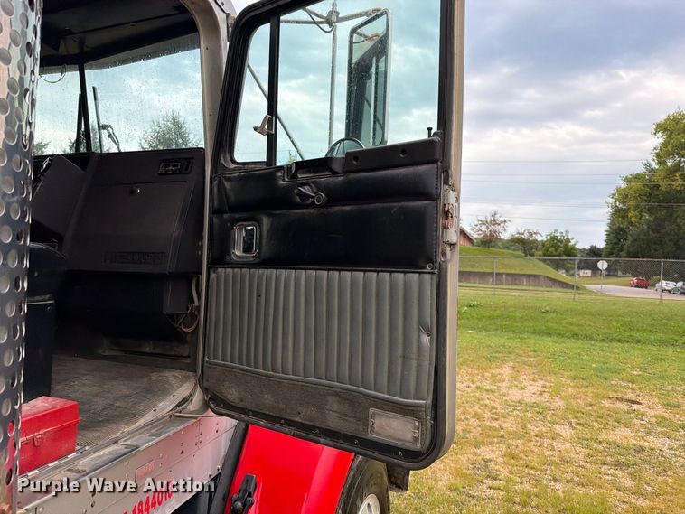 image for item EO8737 1994 Kenworth T800 semi truck